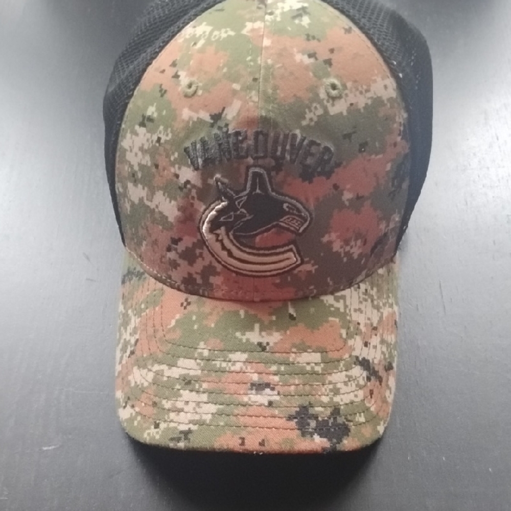 Vancouver Canucks Cap Fanatics Black Mesh Trucker Hat